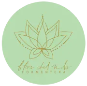 Logotipo floral minimalista en color beige con líneas doradas y el texto “flor del mito formentera”.