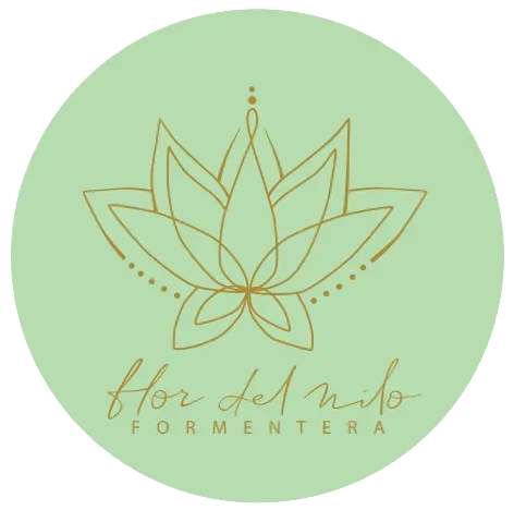 Logotipo floral minimalista en color beige con líneas doradas y el texto “flor del mito formentera”.