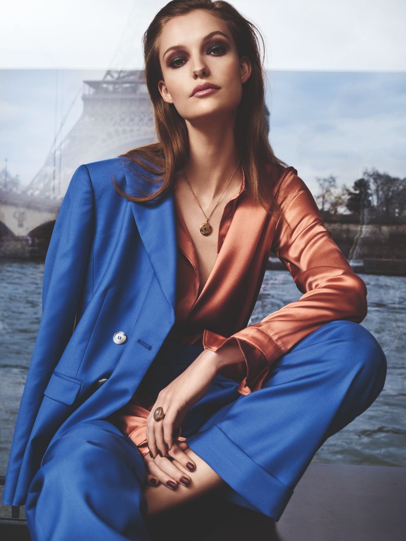 brünette Frau mit Seitenscheitel-Frisur