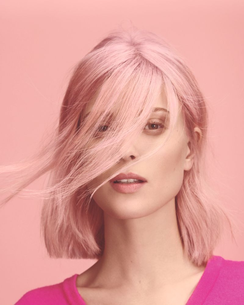 Frau mit roséfarbenen Haaren, Longbob-Haarschnitt