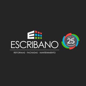 Logo de ESCRIBANO en fondo negro, con edificio multicolor y sello “25 aniversario” a la derecha.