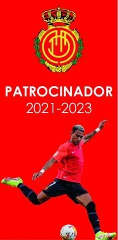Cartel rojo del patrocinador con el escudo del club y un jugador de fútbol pateando un balón, texto: “PATROCINADOR 2021-2023”