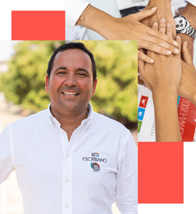 Hombre sonriente con camisa blanca frente a un brillante fondo exterior, con un gráfico de una pila de manos a su lado.