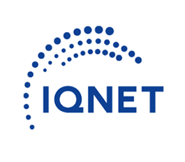 Logotipo de IQNET con un arco punteado azul sobre texto azul