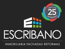 Logotipo de Escribano que incluye un icono de un edificio con cuadrados de colores, la palabra 