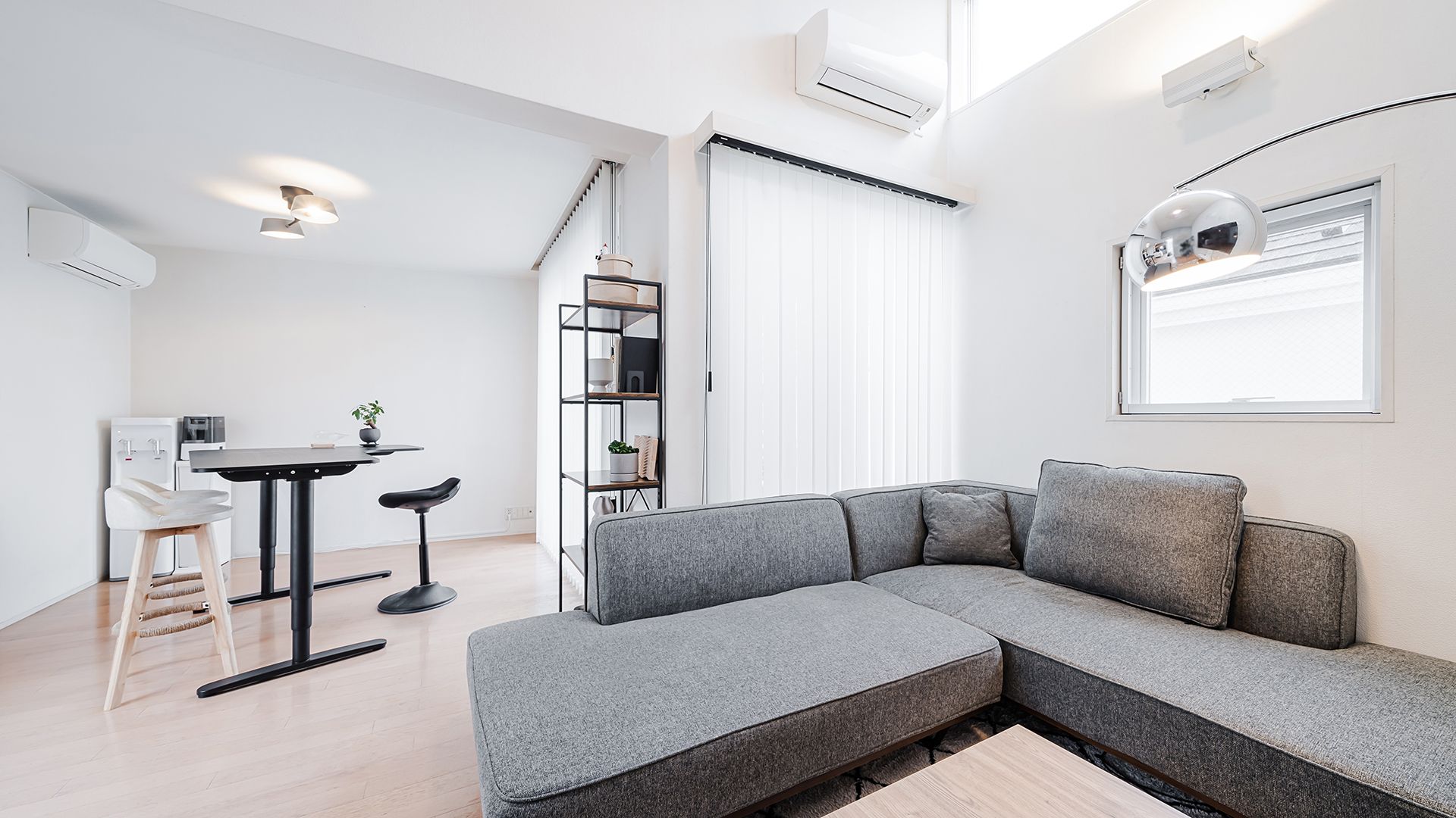 Una sala de estar con sofá, mesa y sillas.