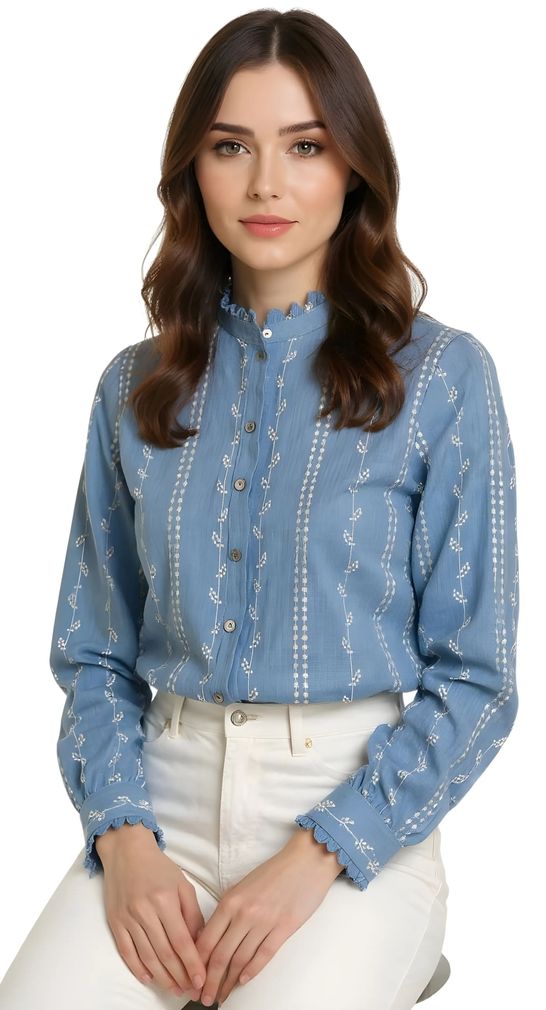 Una mujer que lleva un top corto y unos vaqueros azul claro.