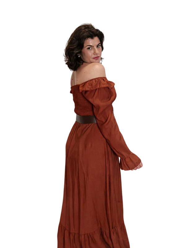 Una mujer que lleva un top corto y unos vaqueros azul claro.