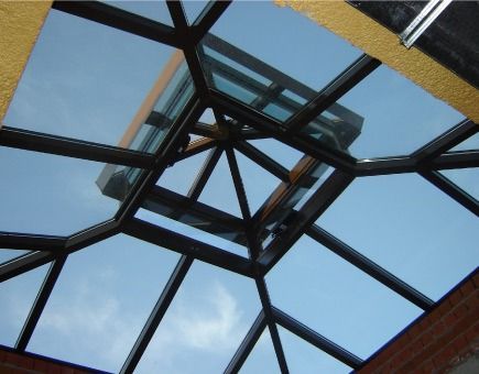 Mirando al cielo a través de un techo de cristal