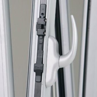 Un primer plano de una ventana con una manija.