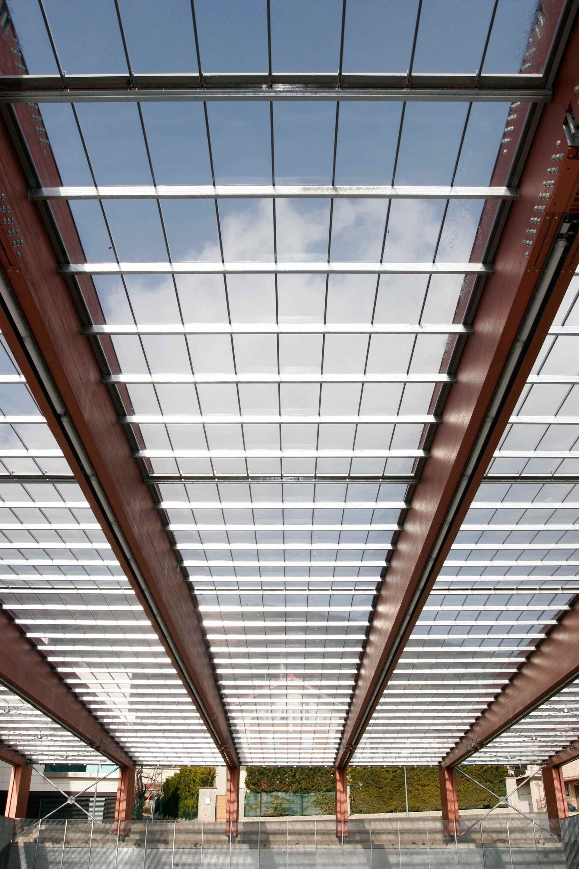 Mirando hacia el techo de un edificio con un techo transparente.