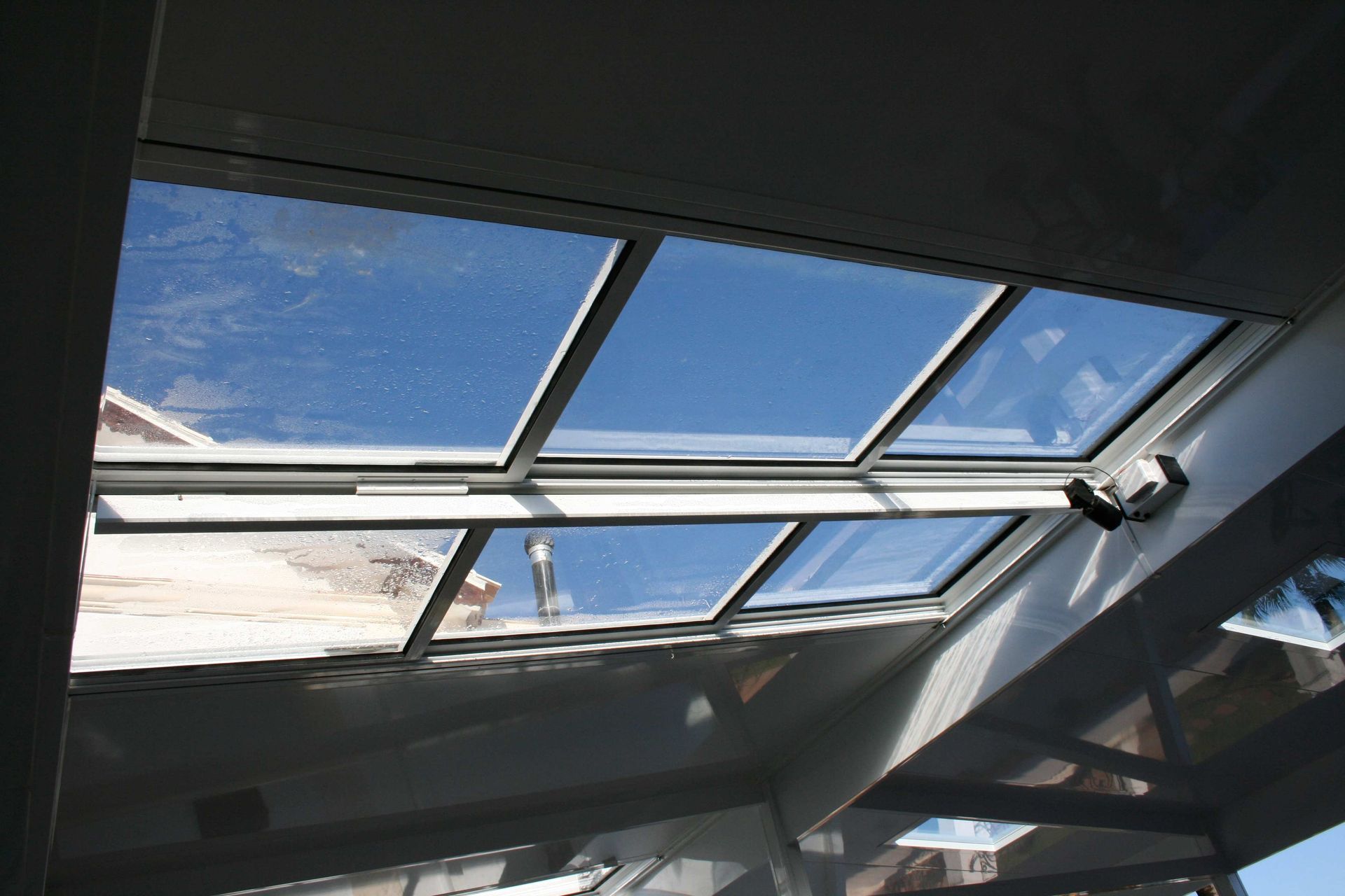 Un tragaluz con un cielo azul detrás