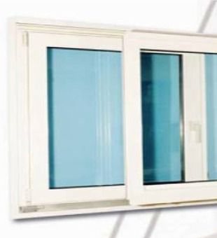 Una ventana blanca con dos ventanas azules en una pared blanca.