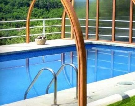Una gran piscina con escaleras que conducen a ella.