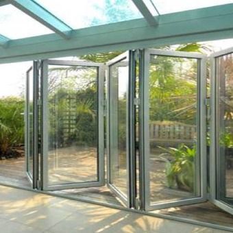 Una habitación con muchas puertas de vidrio que están abiertas.