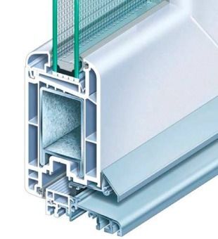 Un primer plano de una puerta corrediza de vidrio sobre un fondo blanco.