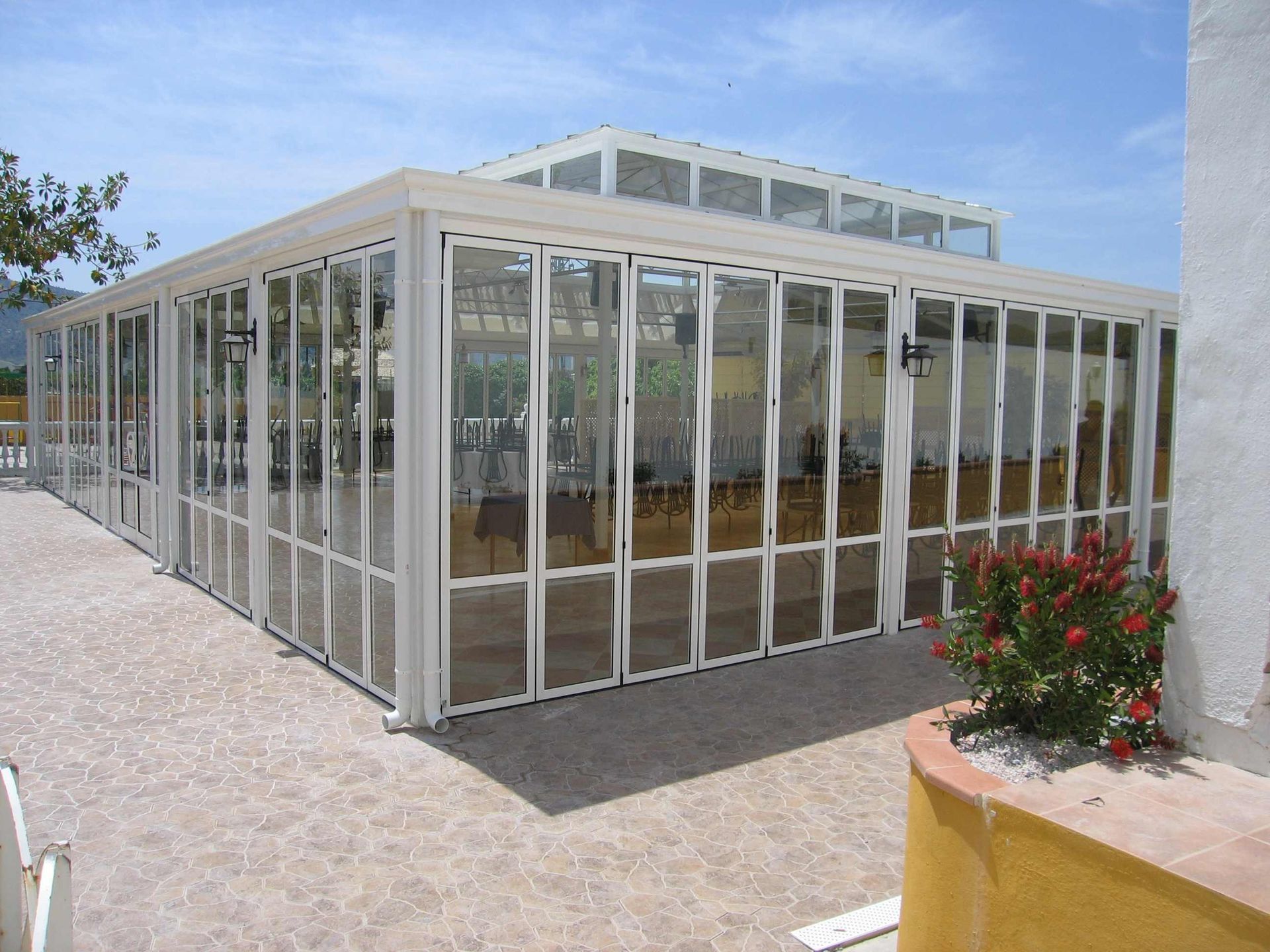 Un edificio grande con muchas ventanas y puertas.