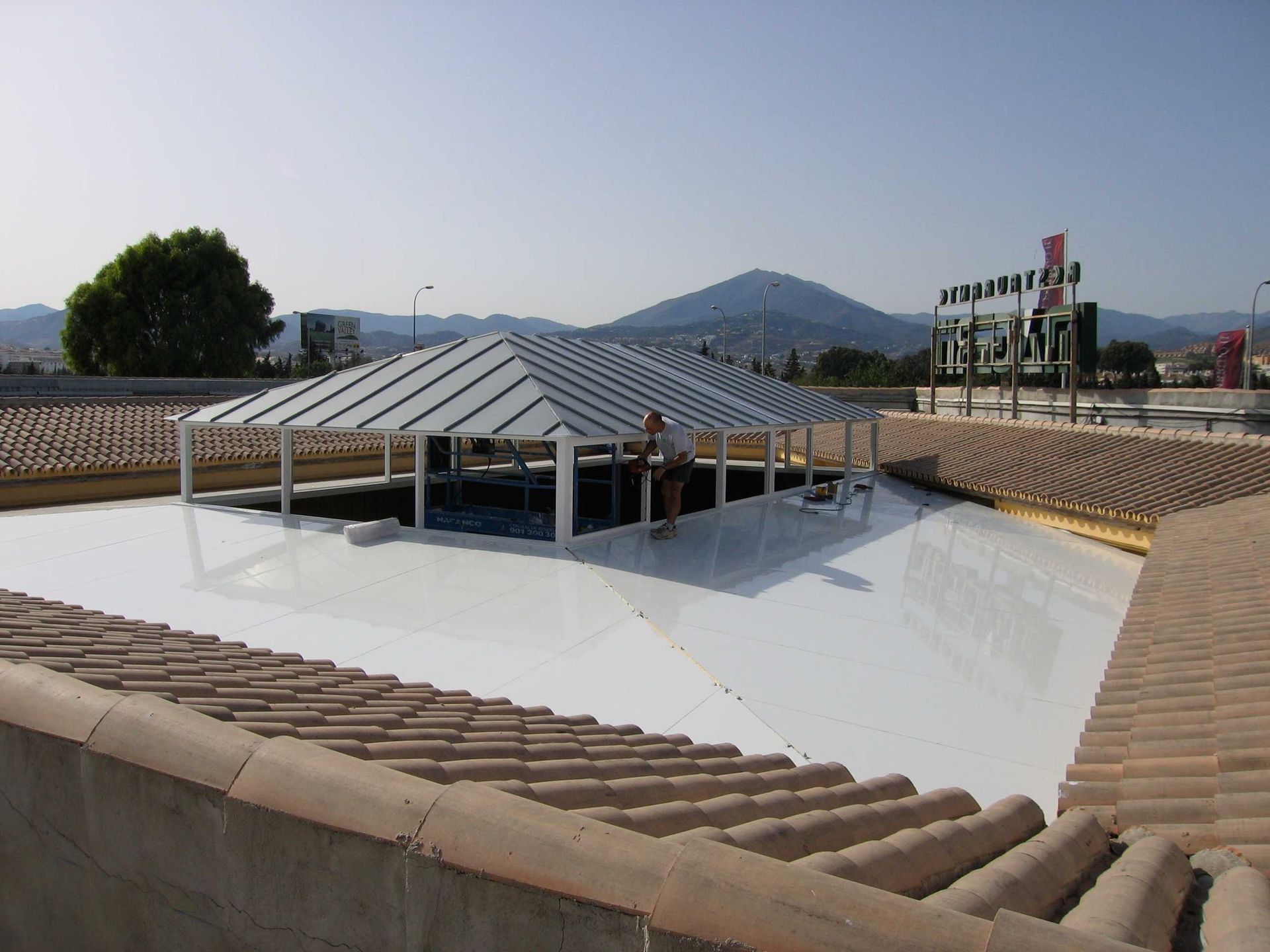 Un techo blanco con un dosel encima