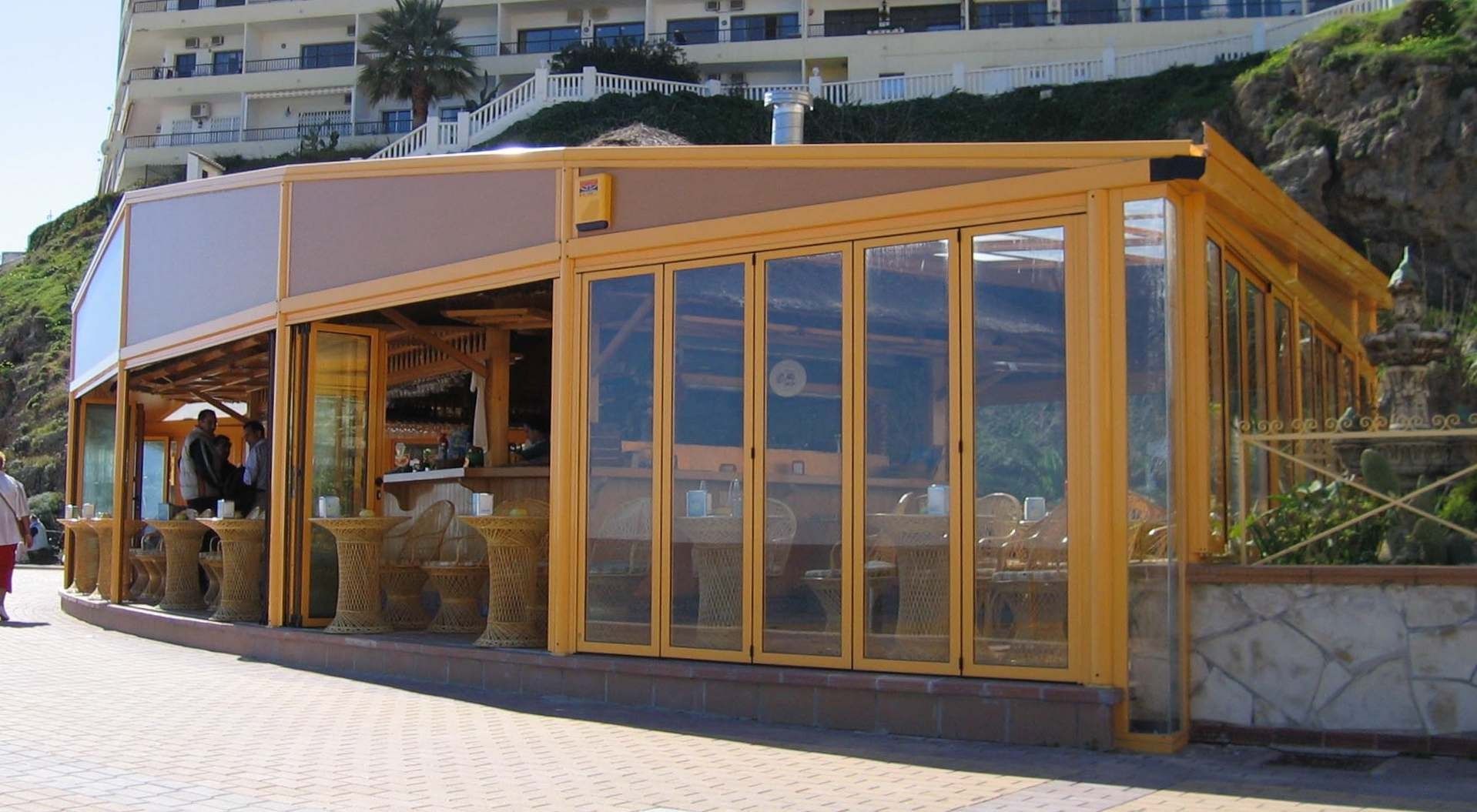 Un edificio con muchas ventanas y un edificio al fondo.