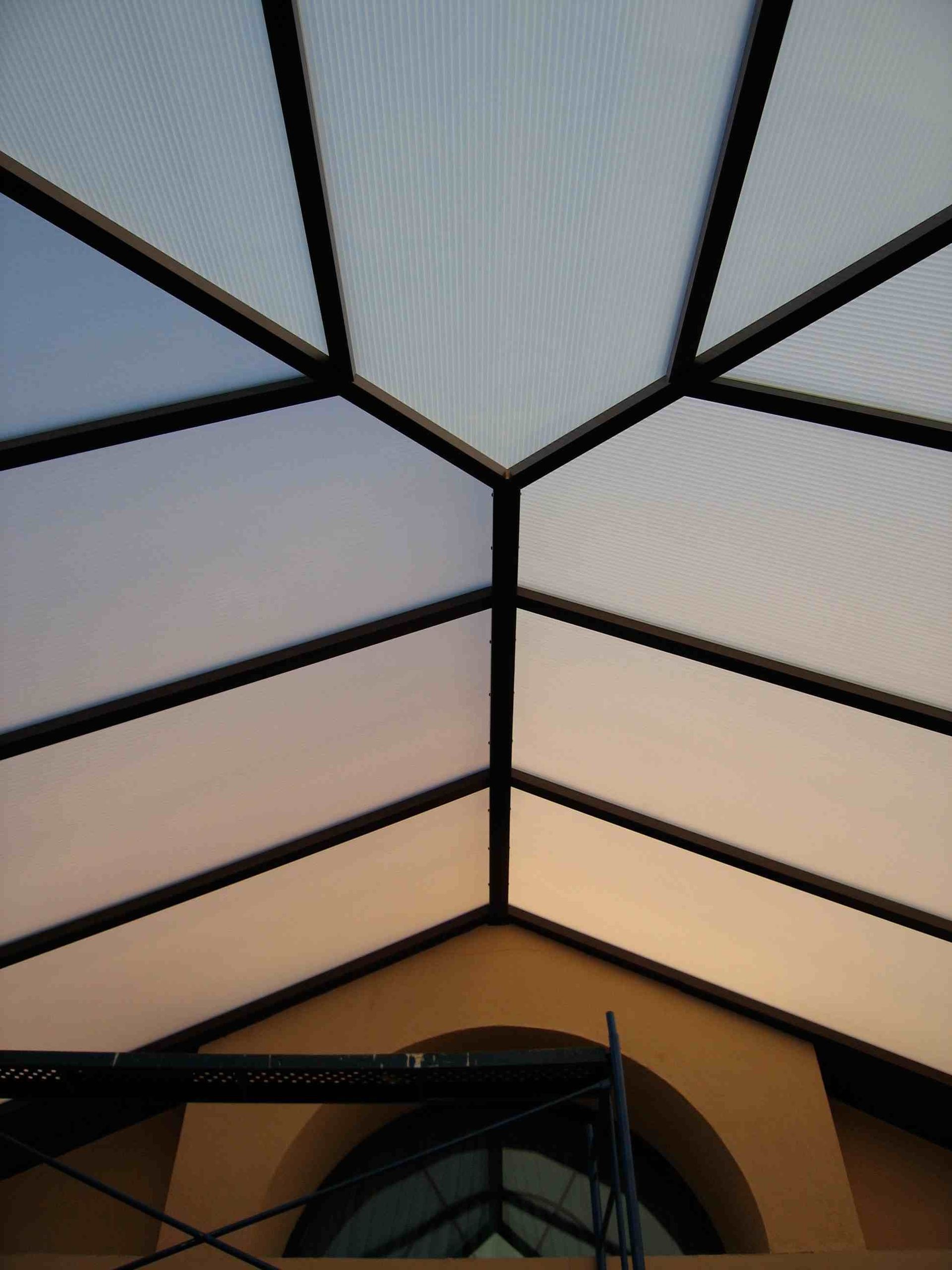 Mirando hacia el techo de un edificio