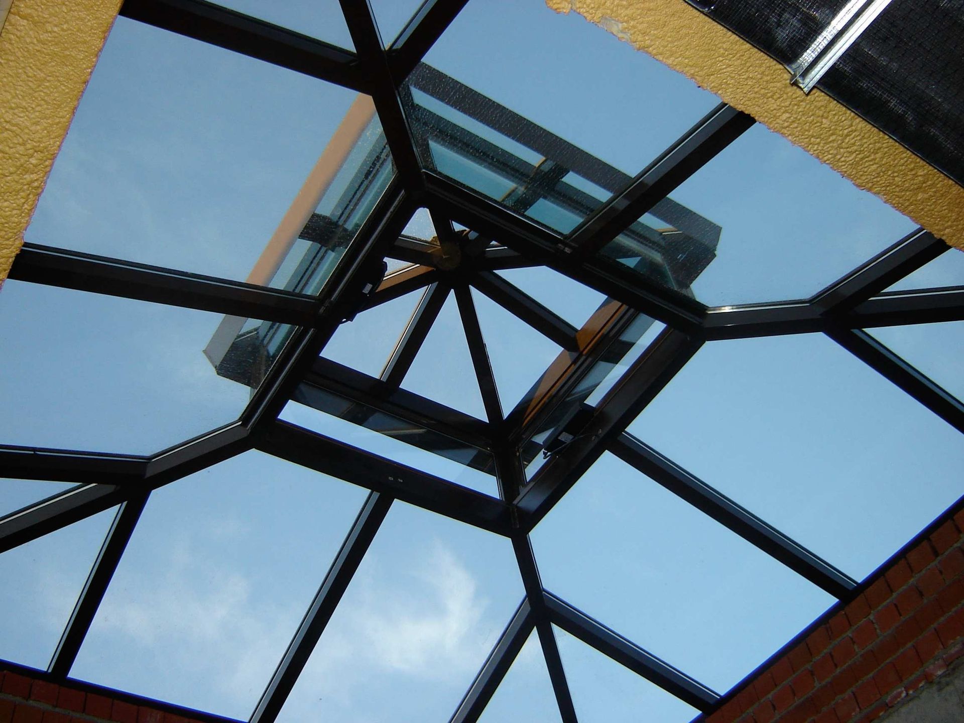 Mirando al cielo a través de un techo de cristal