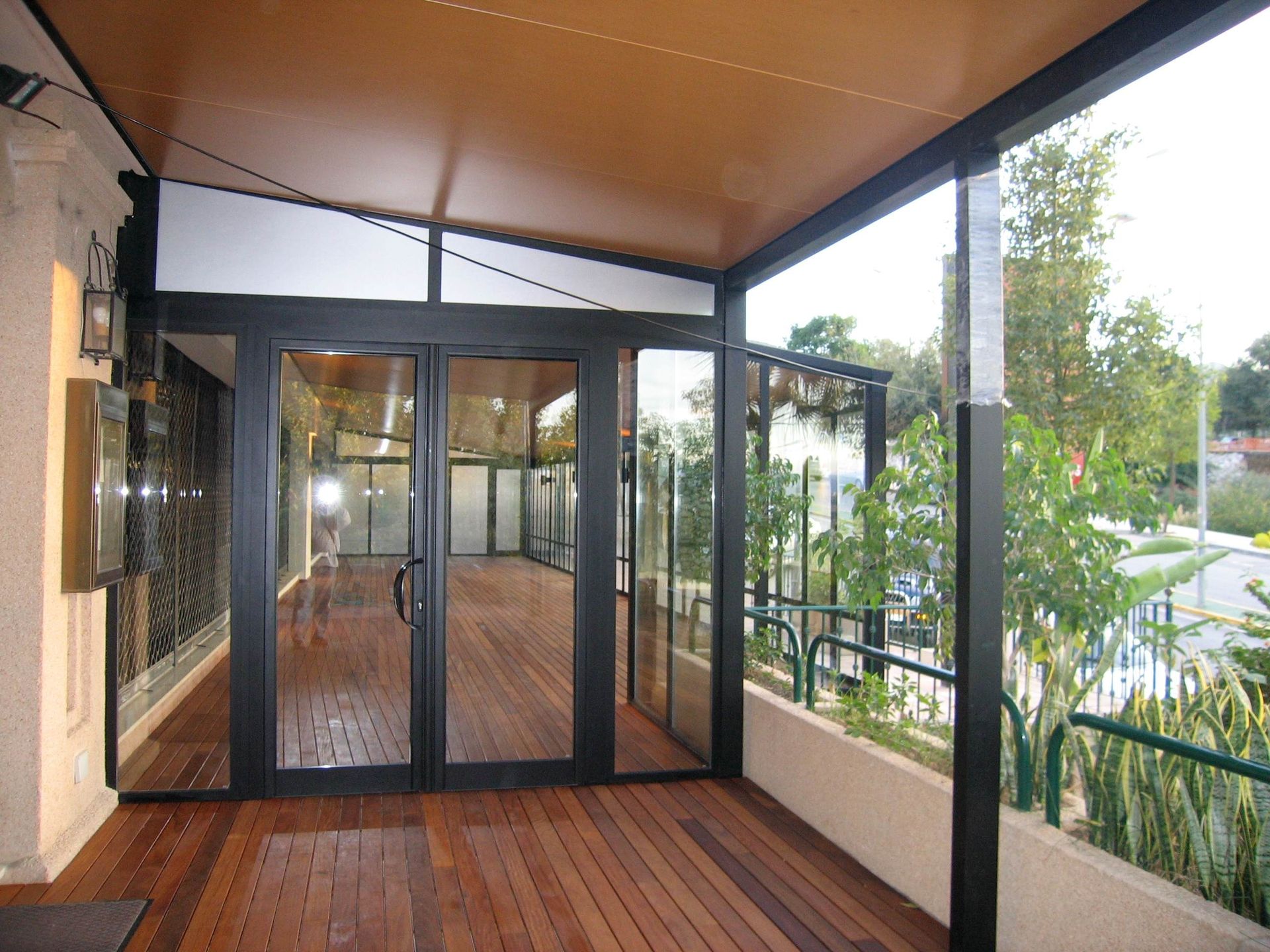 Una habitación con suelo de madera y puertas de cristal.