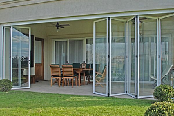 Hay un patio con una mesa y sillas.