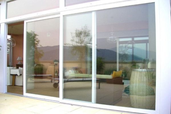 Una puerta corrediza de vidrio se abre a una sala de estar.