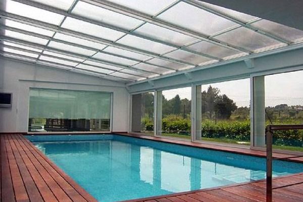 Una gran piscina cubierta con techo transparente