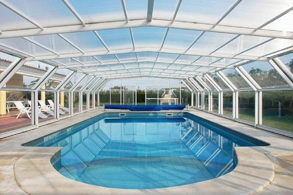 Una gran piscina cubierta con techo transparente