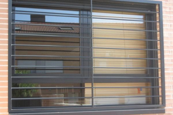 Un edificio de ladrillo con una ventana con rejas.