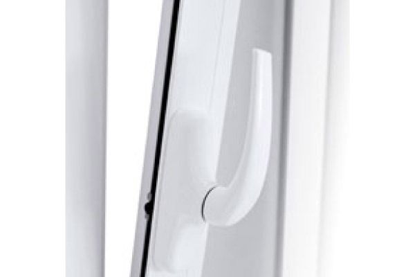 Un primer plano de una manija de ventana blanca sobre un fondo blanco.