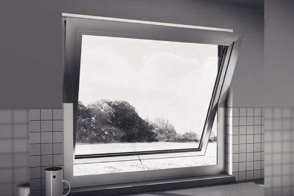 Una foto en blanco y negro de una ventana en una cocina.
