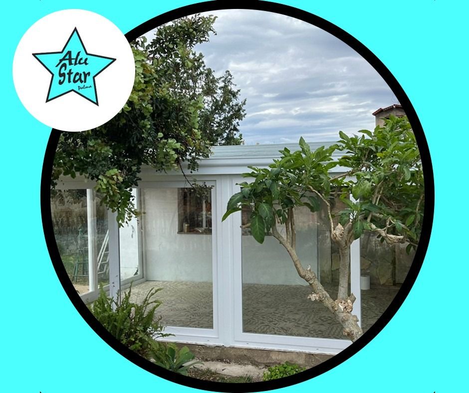 Una imagen de una casa con una estrella azul en ella.