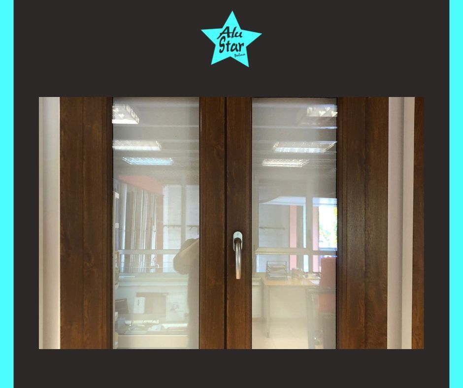 Una imagen de una ventana con una estrella azul.