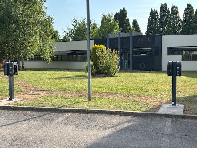 Un mur de briques avec quelques prises électriques dessus