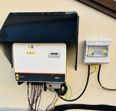 Un comptoir noir posé sur un comptoir blanc.