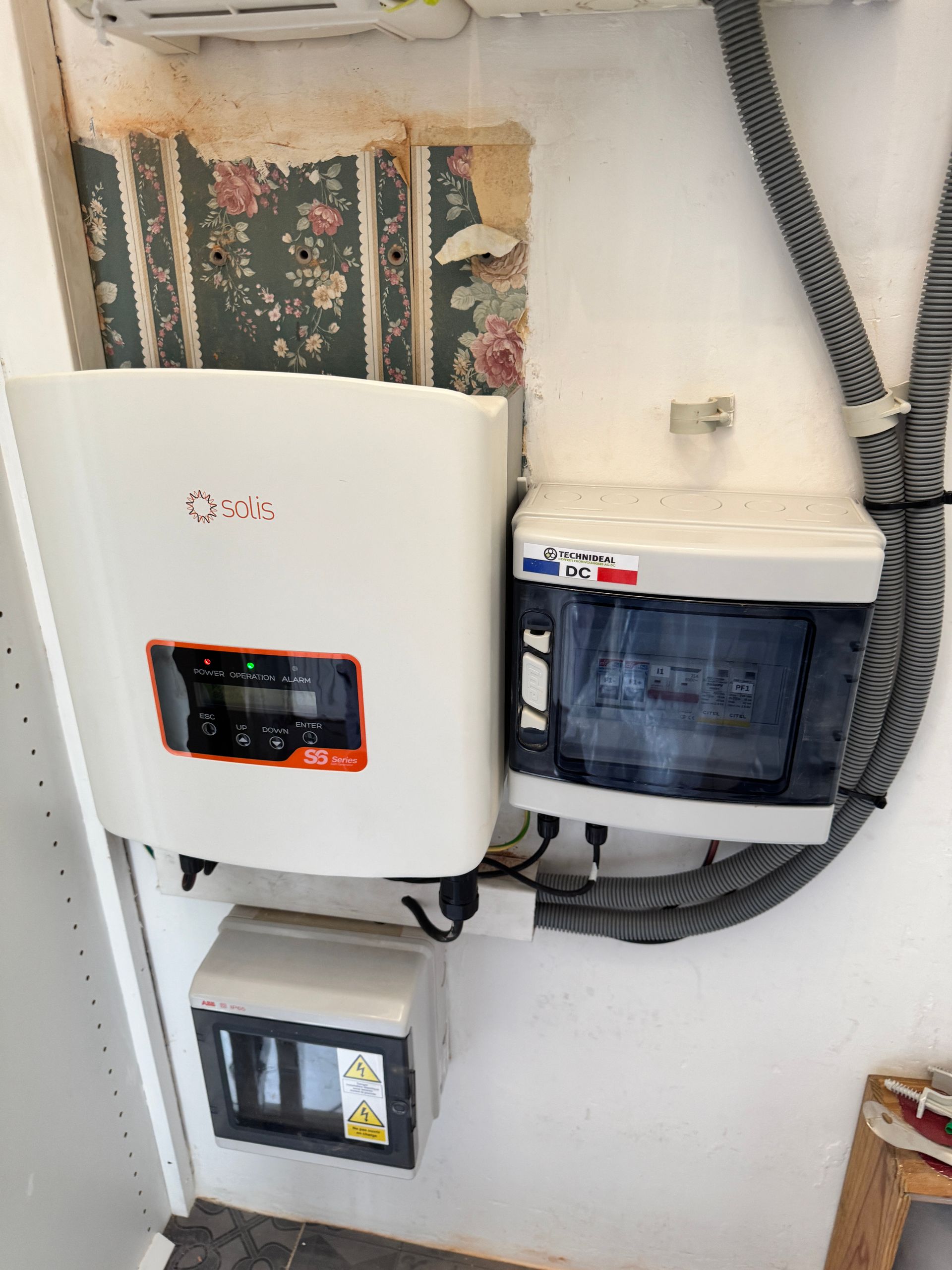 Une boîte rouge et blanche est accrochée sur un mur blanc.