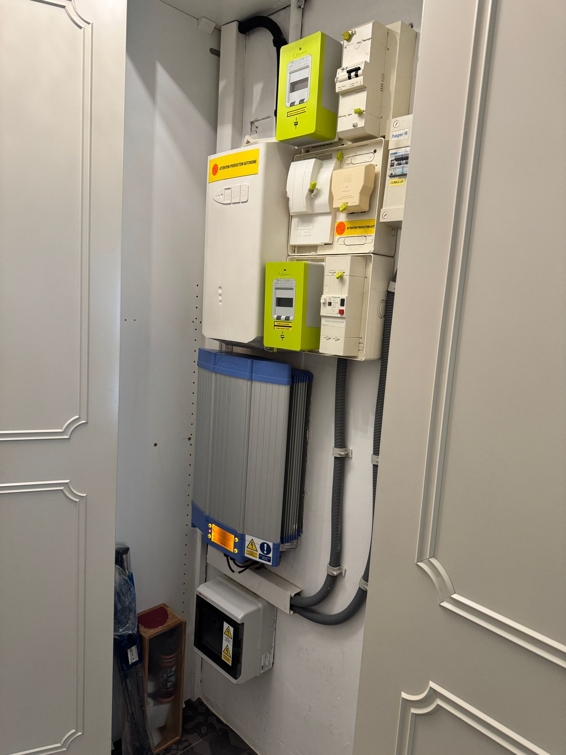 Un panneau solaire est fixé à un mur à côté d'un mur de briques.