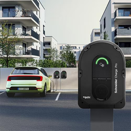 Gros plan sur des parois ondulées de grès rouge orangé dans un canyon étroit, éclairées 