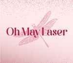 Logotipo para "Oh May Laser": libélula rosa con texto burdeos sobre un fondo rosa degradado.