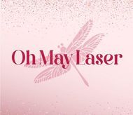 Logotipo para "Oh May Laser": libélula rosa con texto burdeos sobre un fondo rosa degradado.
