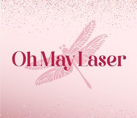 Logotipo para "Oh May Laser": libélula rosa con texto burdeos sobre un fondo rosa degradado.