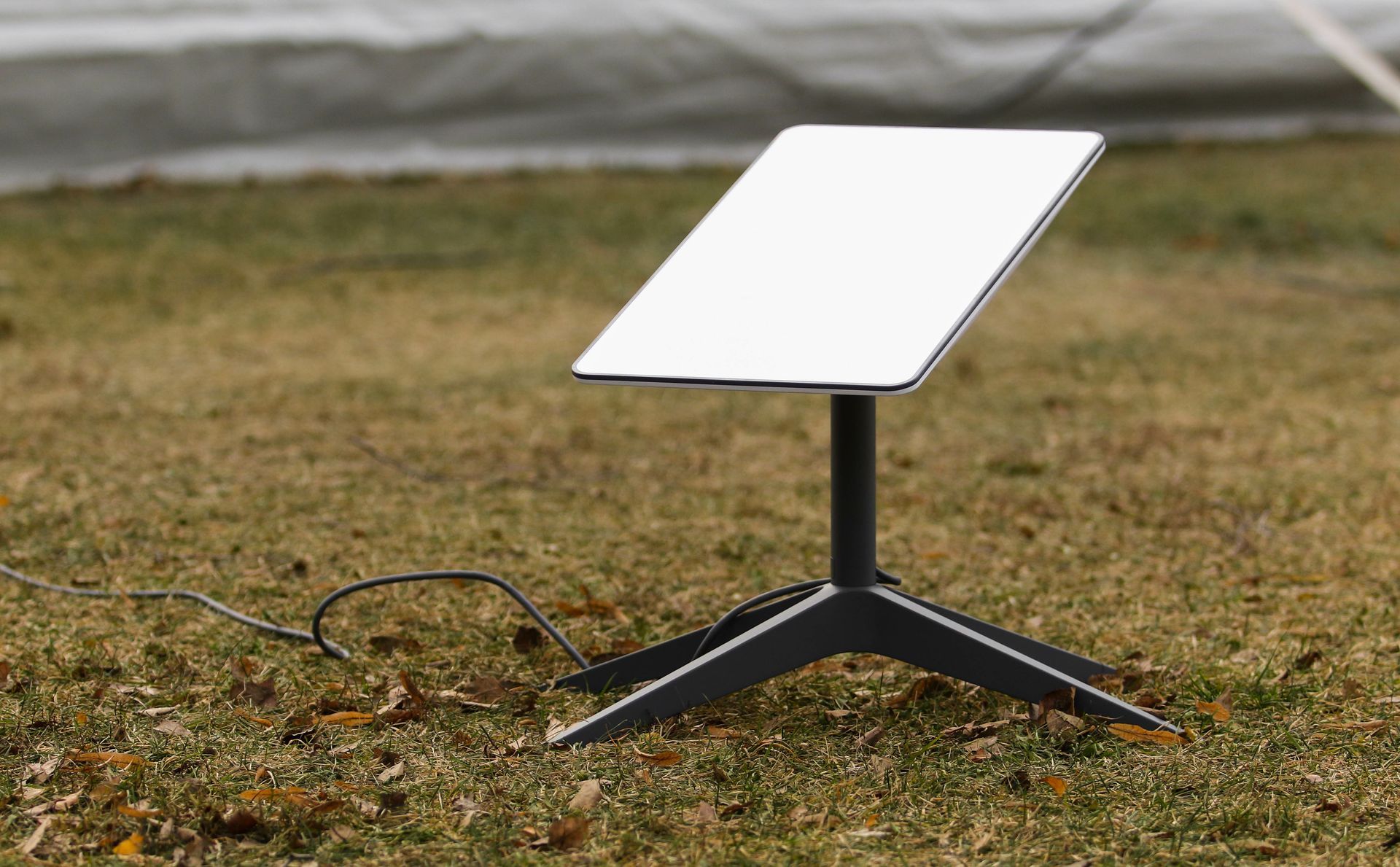 Un modèle de satellite Starlink blanc sur une pelouse