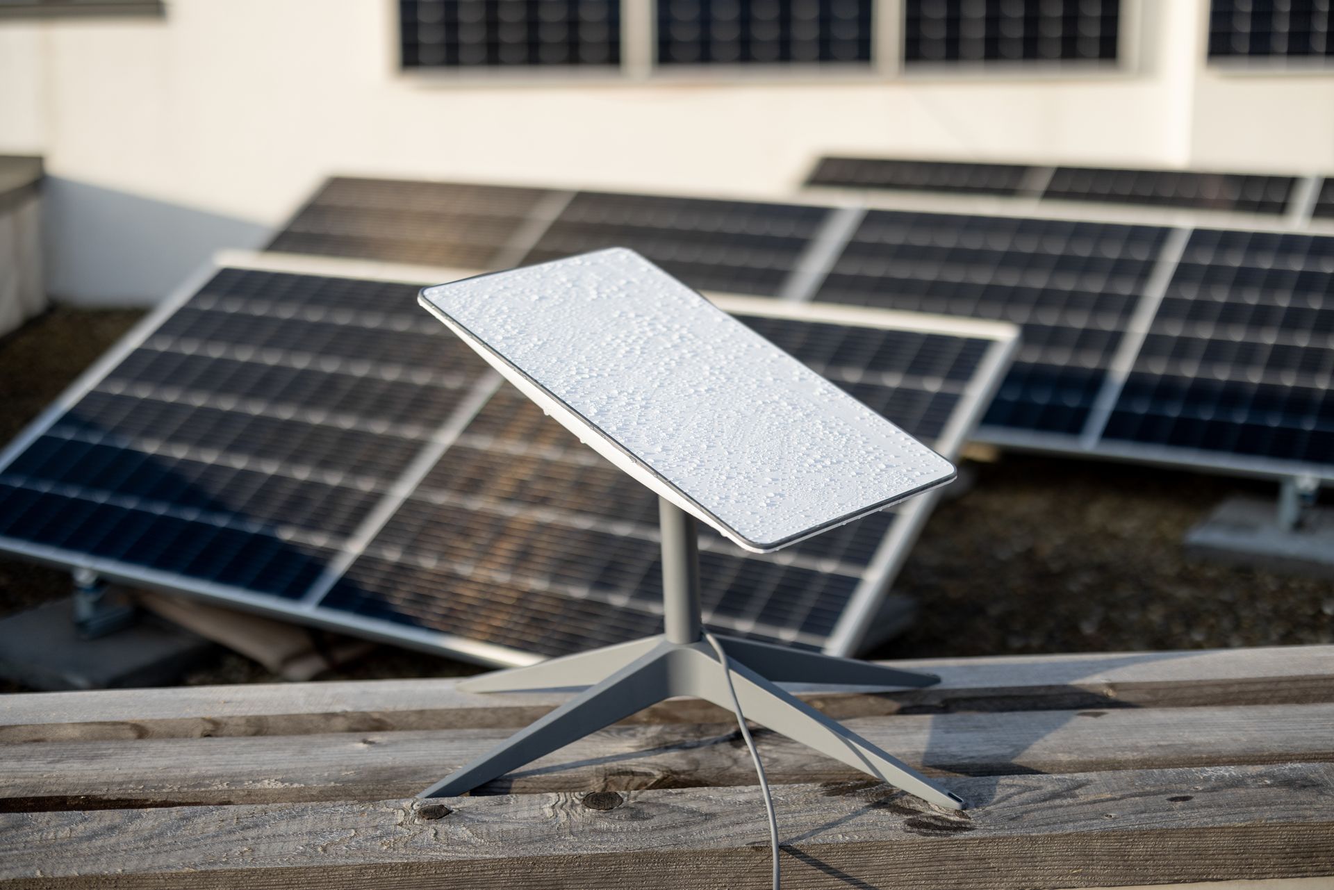 Un modèle Starlink et des panneaux photovoltaïques