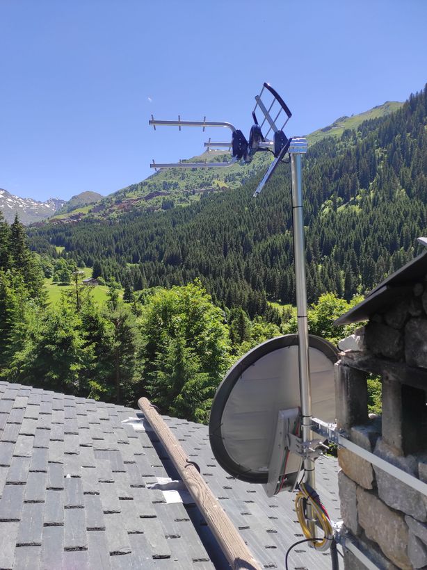 Une parabole et un satellite avec un ciel bleu