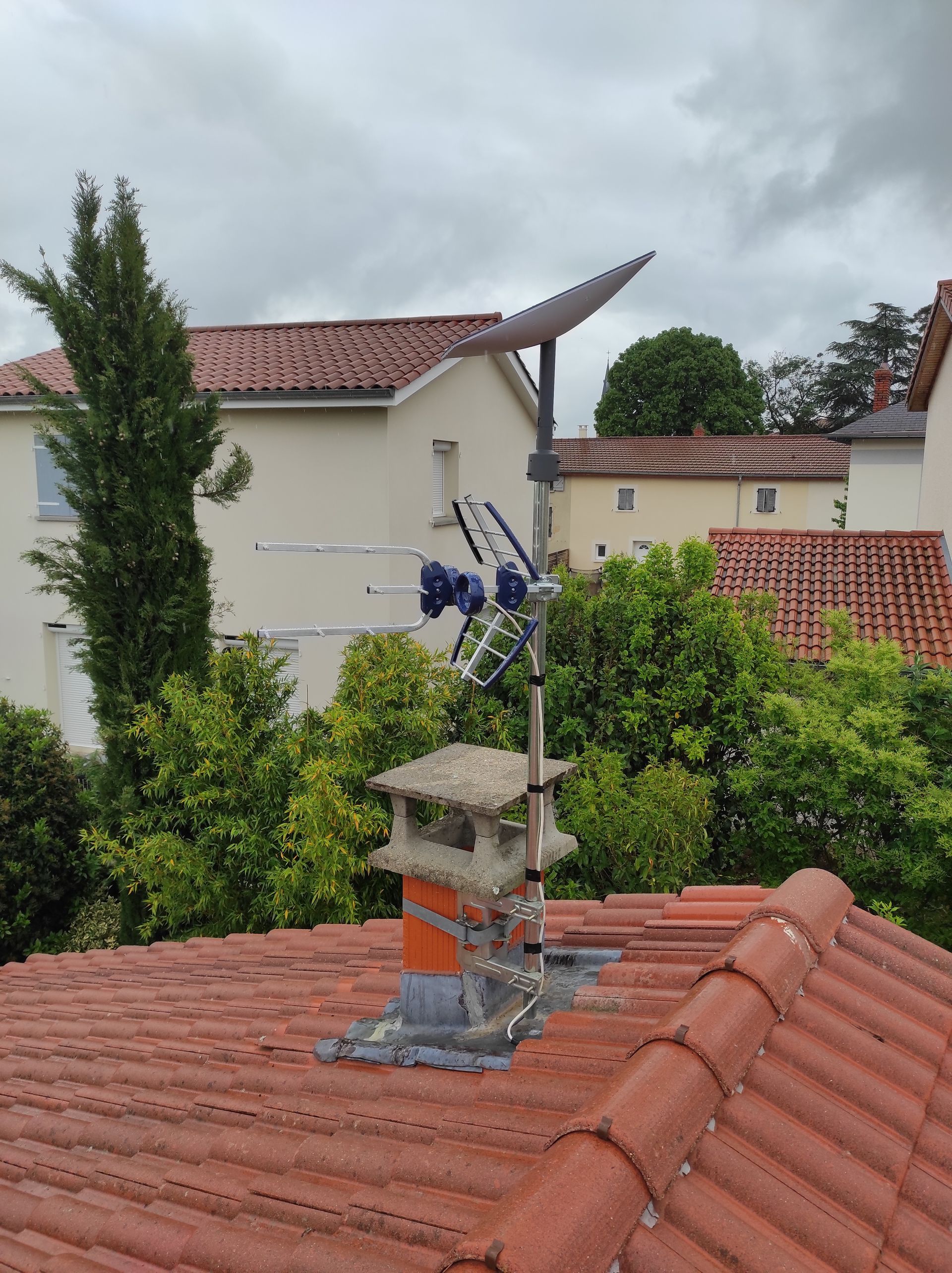 Un satellite qui projette des ondes sur un téléphone