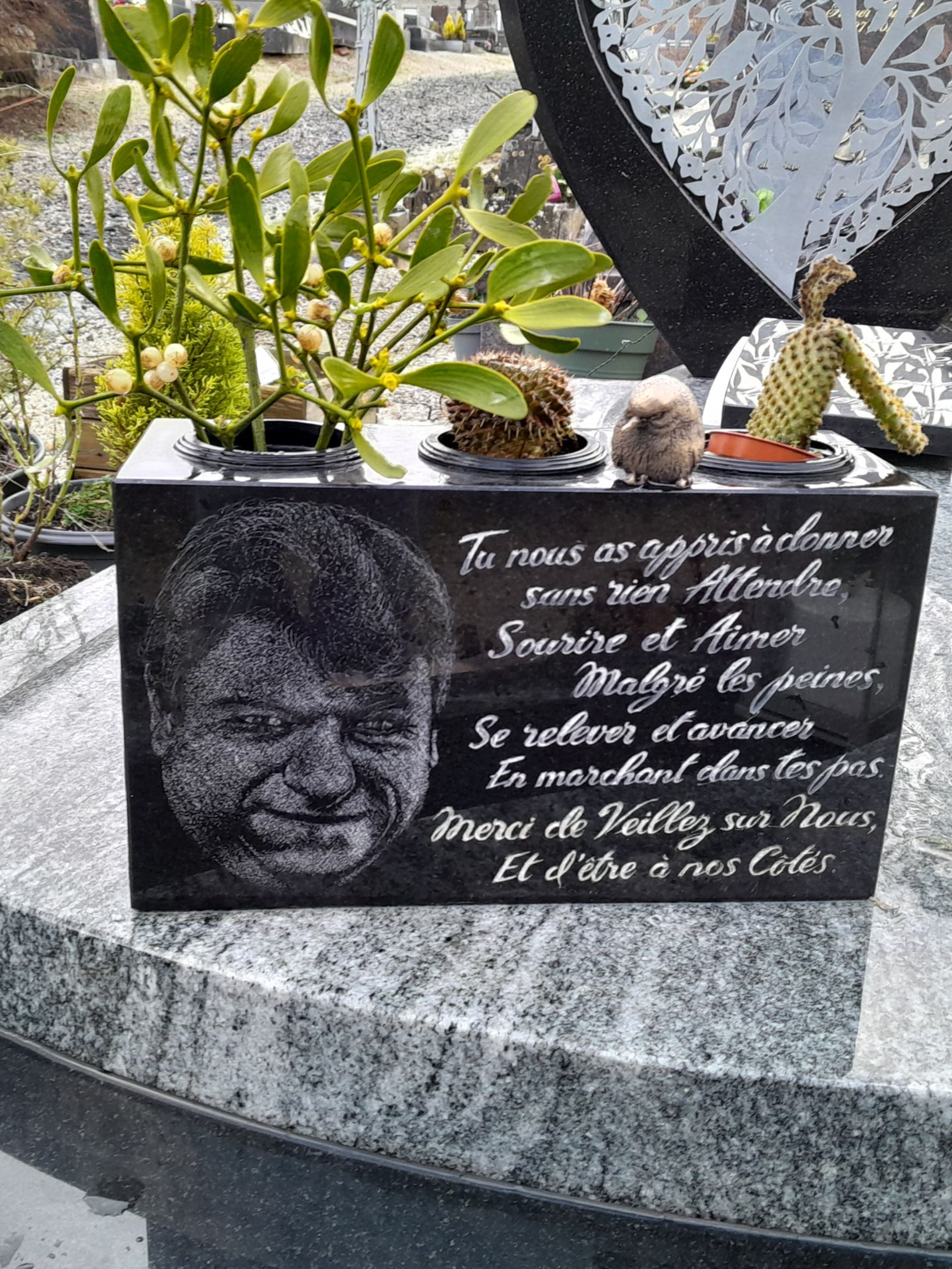 Gravure sur une pierre tombale personnalisée