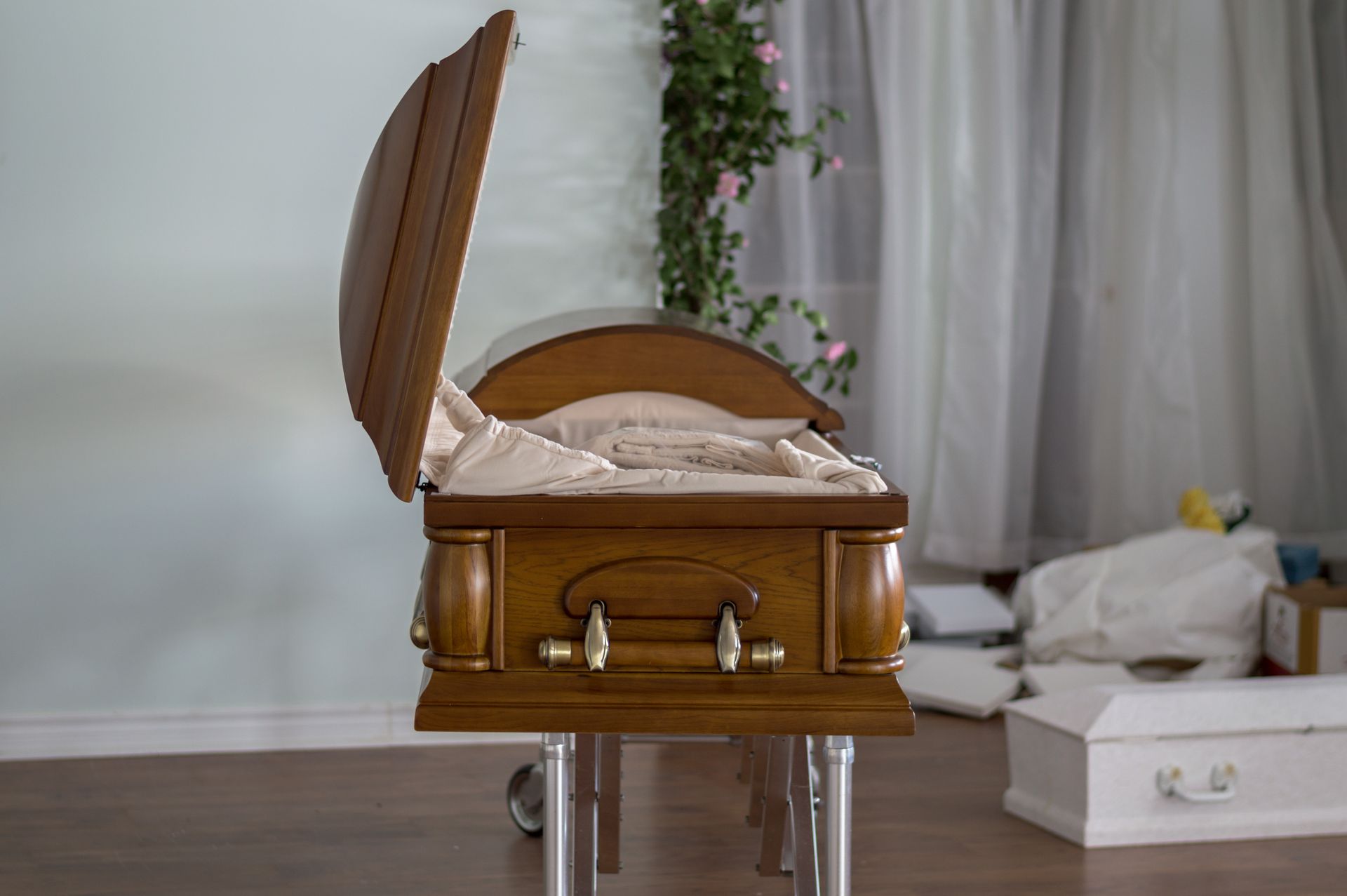 Cercueil en bois ouvert