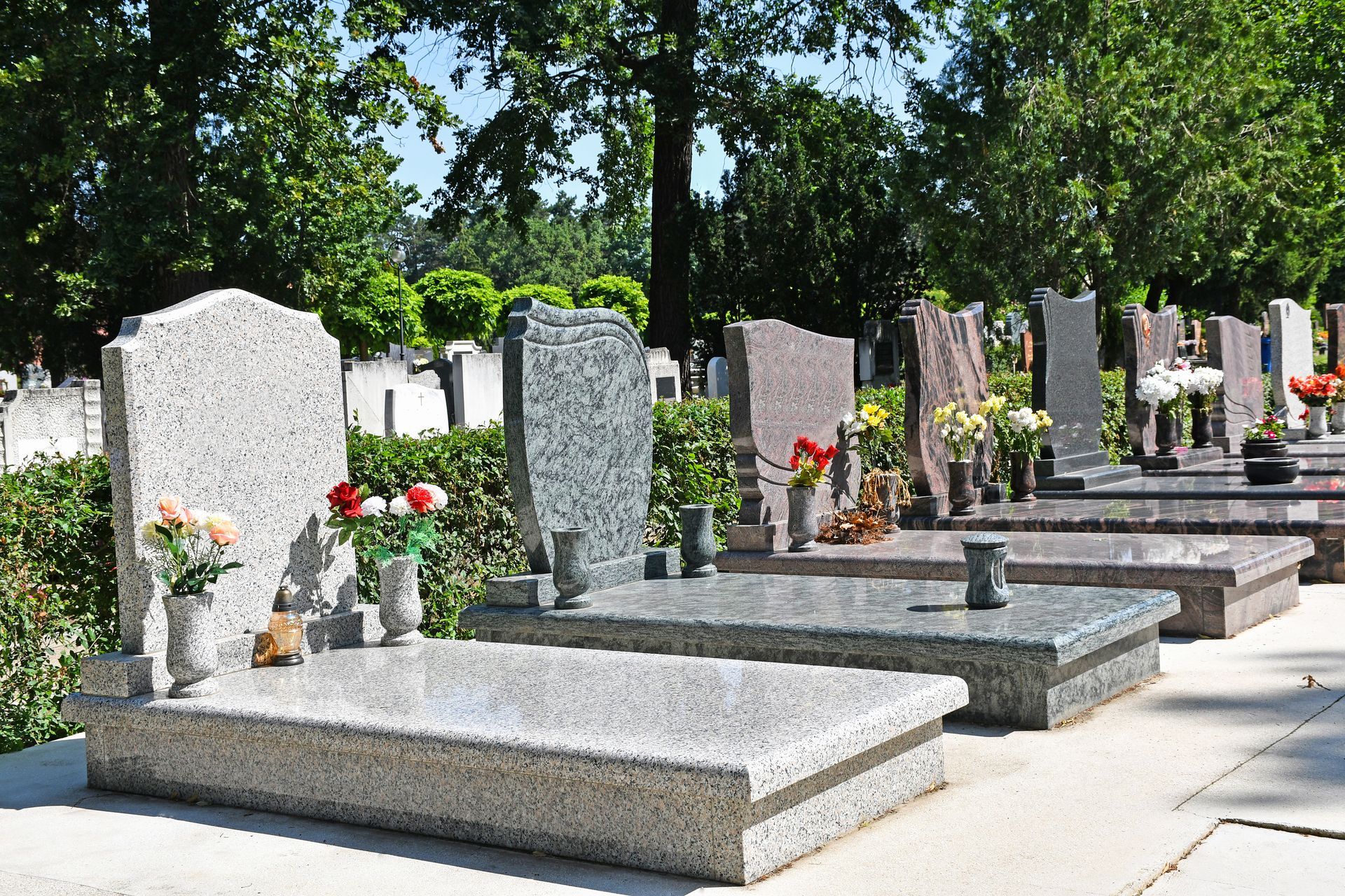 Monuments funéraires dans un cimetière